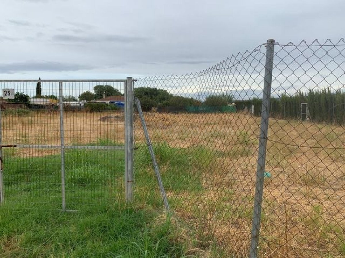 Zona Aeropuerto, parcela de 2.000 m2 con punto de luz.