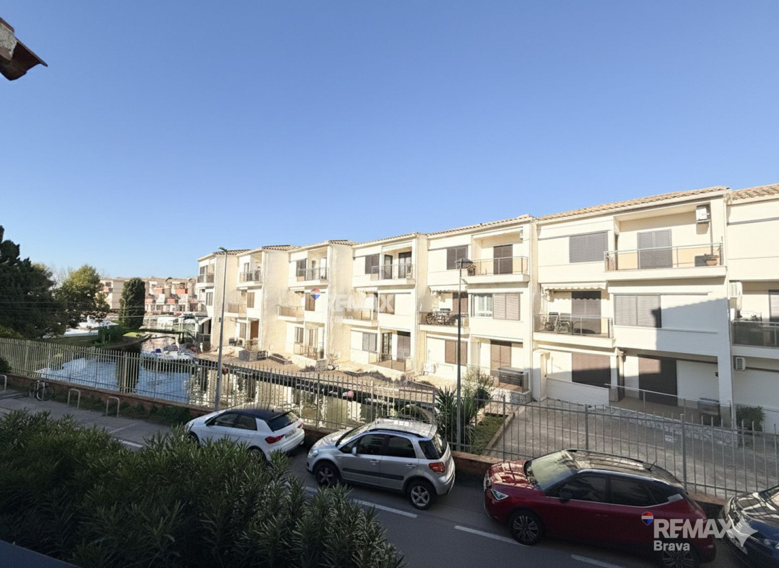 Empuriabrava | Elegante apartamento reformado con vistas al canal