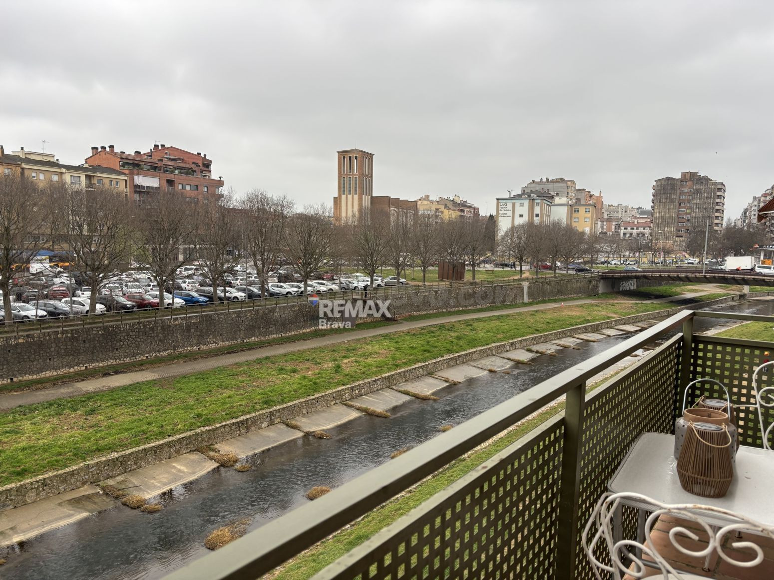 Girona Centro | Piso soleado con vistas al río y a pocos minutos del casco histórico.