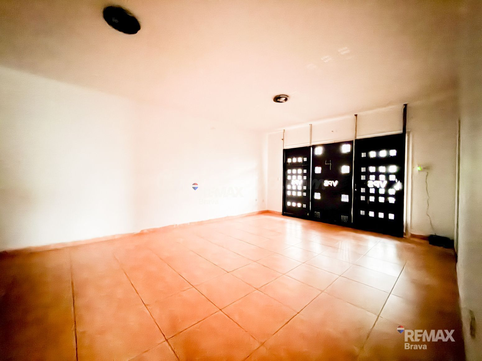 Empuriabrava, Puigmal | Apartamento para reformar con amplia terraza y gran potencial de revalorización.