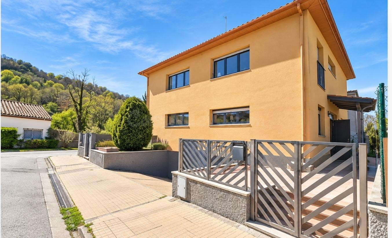 Olot | Casa pareada con garaje para dos coches en Les Tries