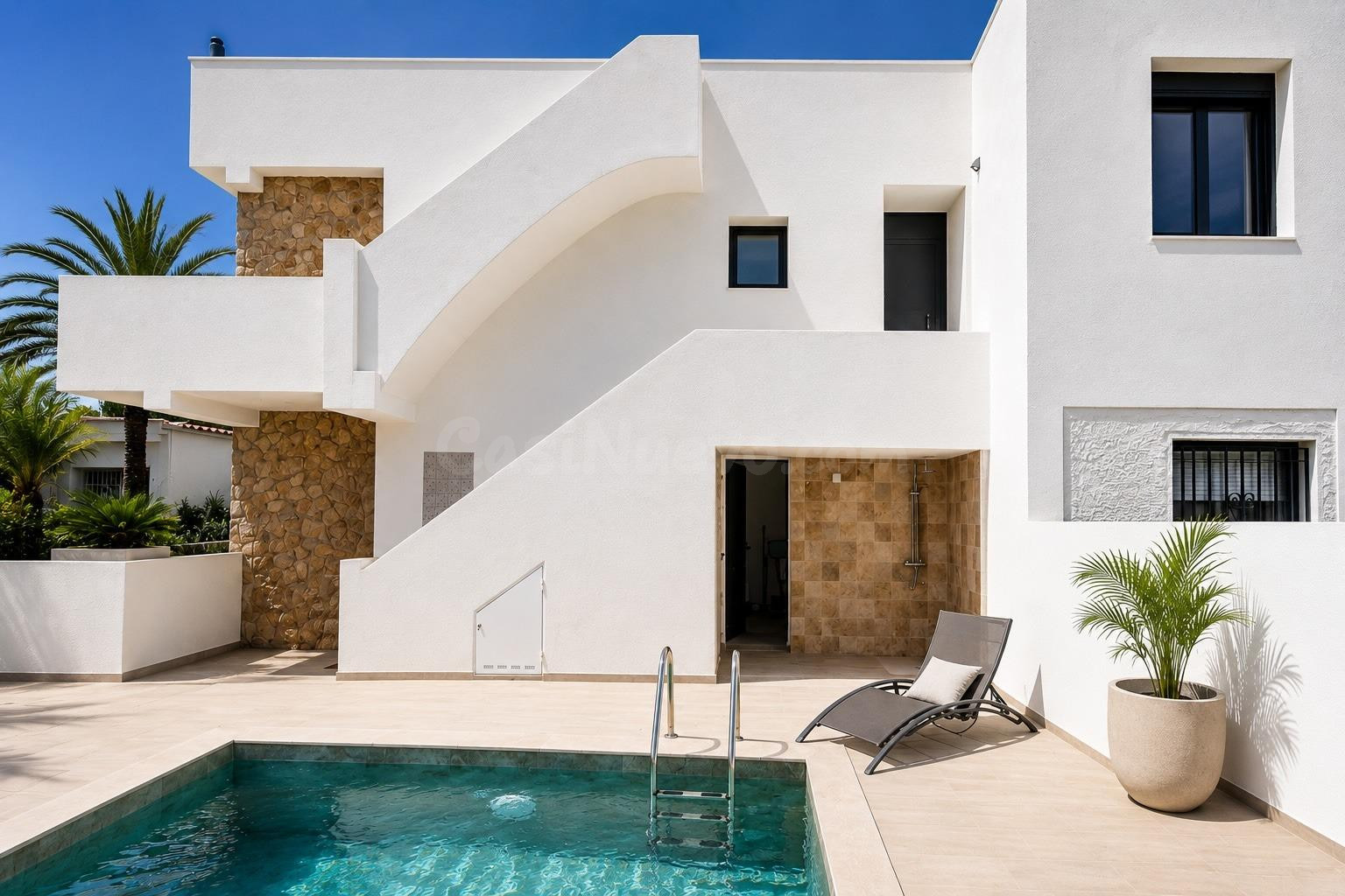Empuriabrava | Apartamento con jardín, piscina privada y solárium con vistas al mar