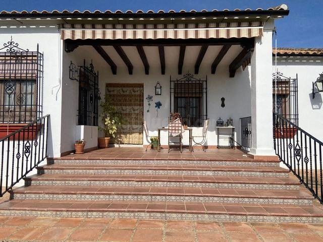 ZONA LA GORGOJA - Parcela de terreno de 2.250 m2 con casa de 160m2, piscina y salon campero