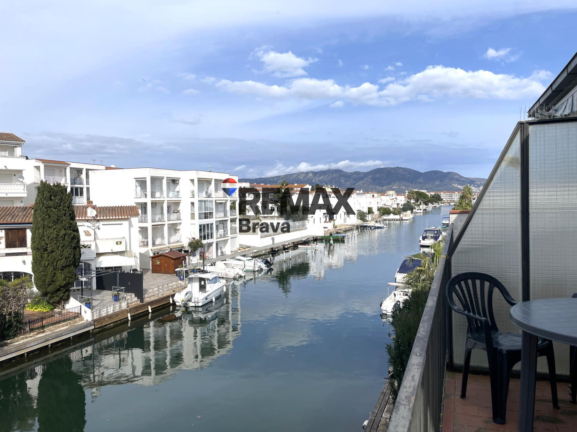 Empuriabrava | Apartamento luminoso con balcón y vistas al canal navegable