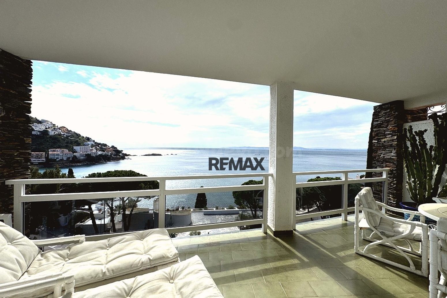 Apartamento con vistas al mar, terraza y parking a pocos pasos de la playa de Canyelles