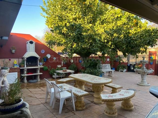 VILLARRUBIA - Casa de 460 m2 con agua potable y pozo, patio, cochera.