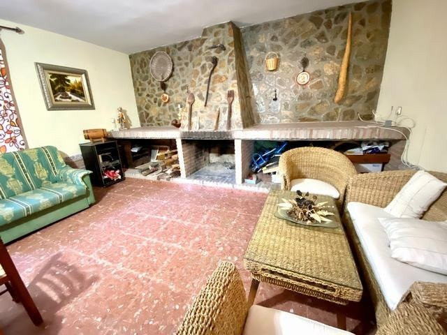 ZONA LAS QUEMADAS - Parcela de terreno de 930 m2 con casa de 155 m2 y piscina.