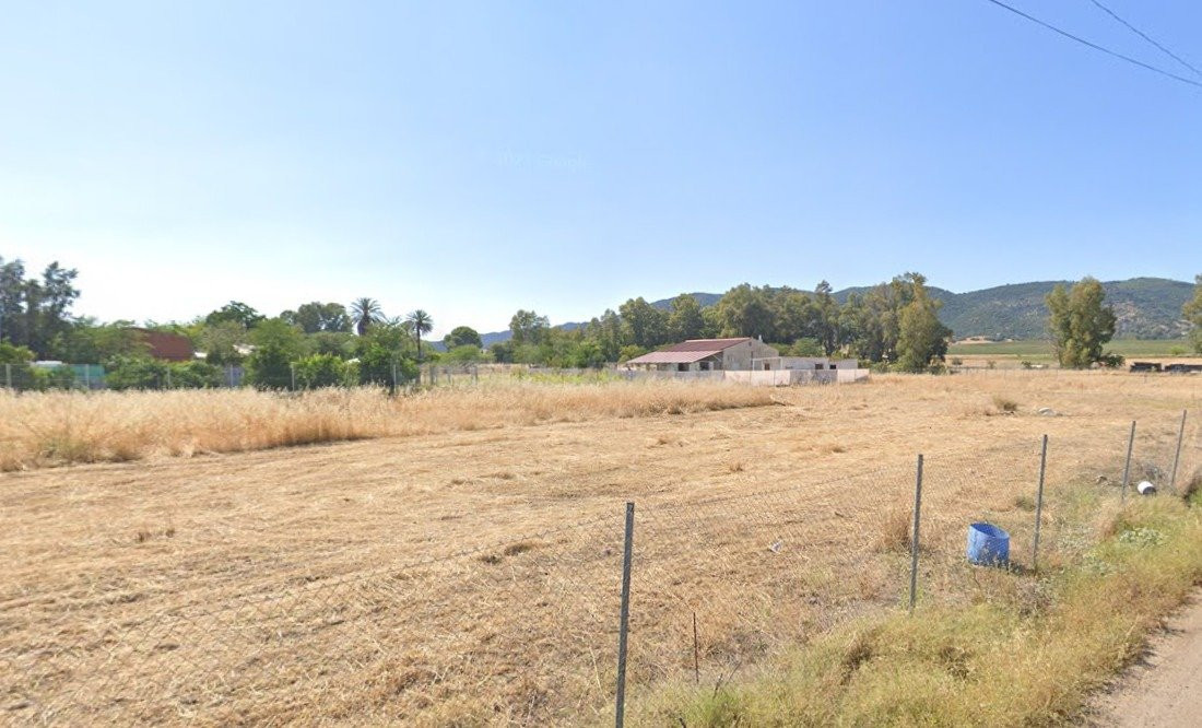 ZONA CTRA. PALMA DEL RIO -Parcela de terreno de unos 4.600 m2 con monolito de luz en fachada y valla
