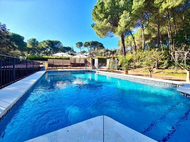 ZONA LAS JARAS - HIPOTECABLE. Parcela de unos 1090 m2 con casa y piscina.