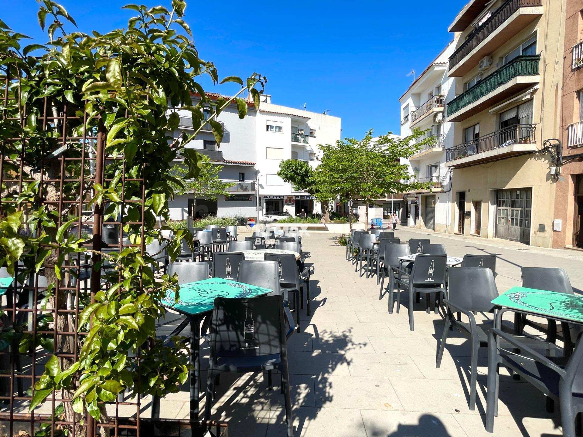 Bar - Restaurante a la venta en el centro de Roses con terraza y alta rentabilidad.