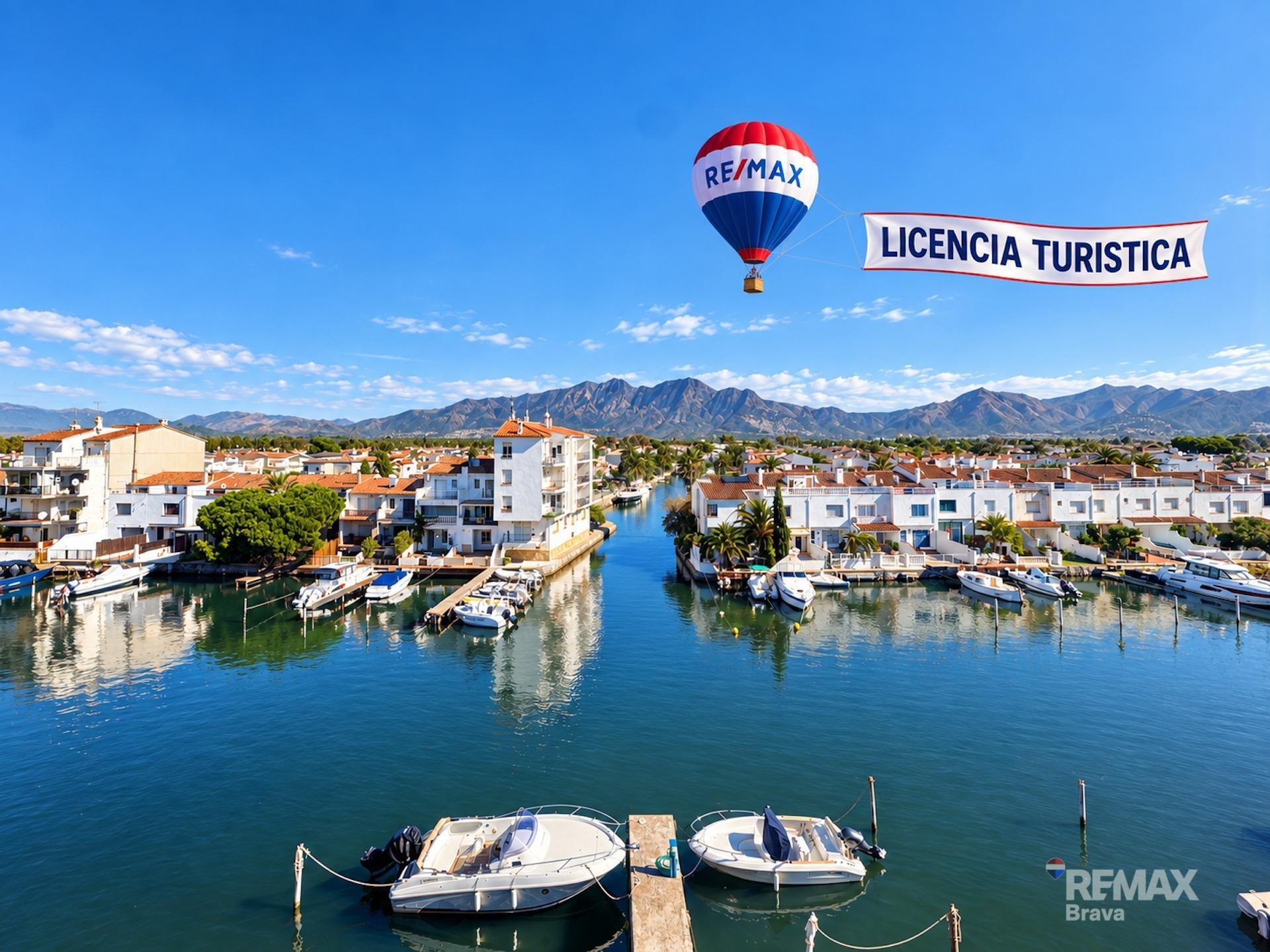Ático dúplex con licencia turística y vistas a los canales de Empuriabrava.