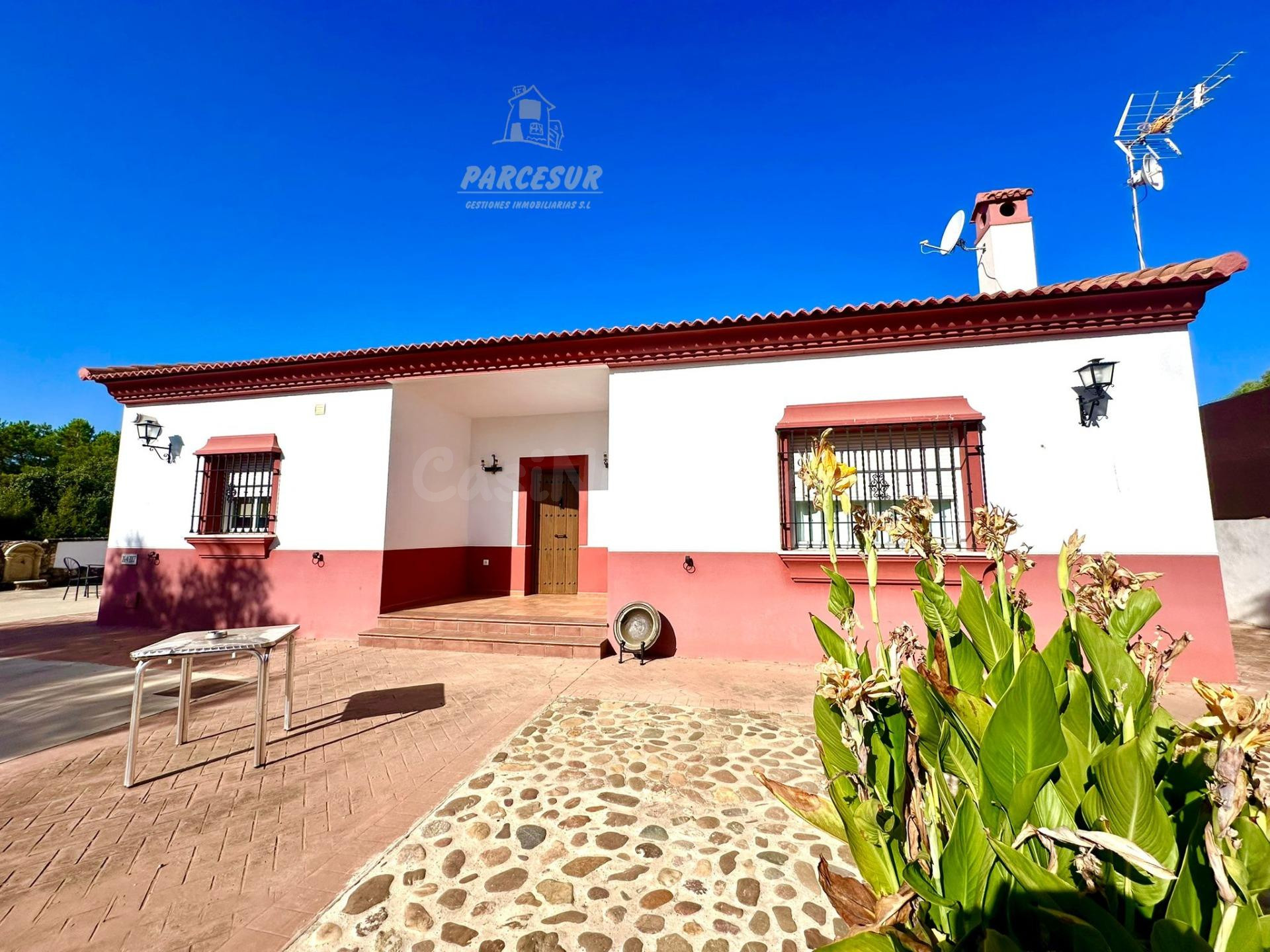 CUEVAS BAJAS -  Parcela con casa de campo, pequeña piscina.