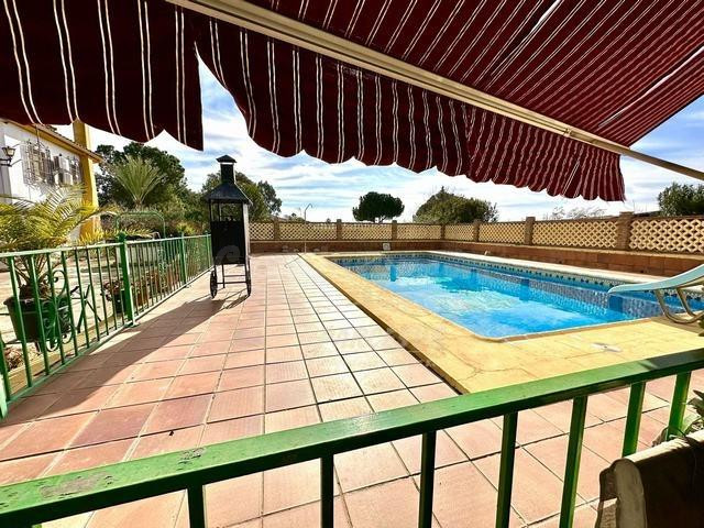 CUEVAS BAJAS- Parcela de 3.000m2 con casa en 2 plantas con 80 m/cada una. Piscina y salon campero.
