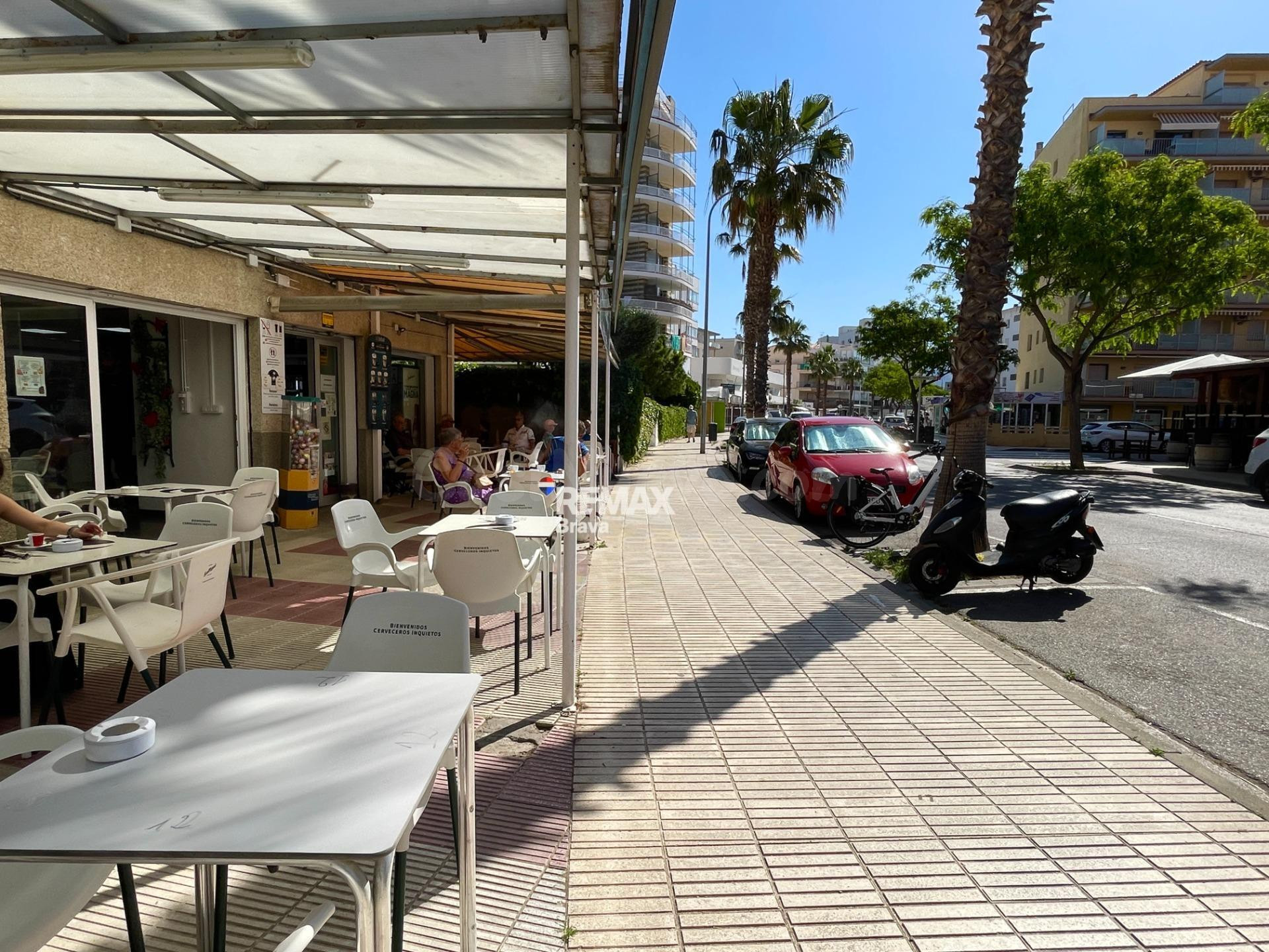Roses, Santa Margarita: TRASPASO 249.000 €. Se traspasa una panadería - cafetería en pleno funcionamiento