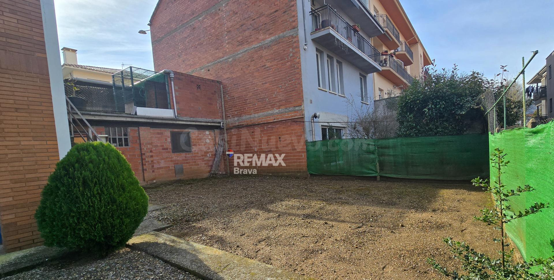 Olot | Parcela edificable en venta con gran potencial reside - foto 5