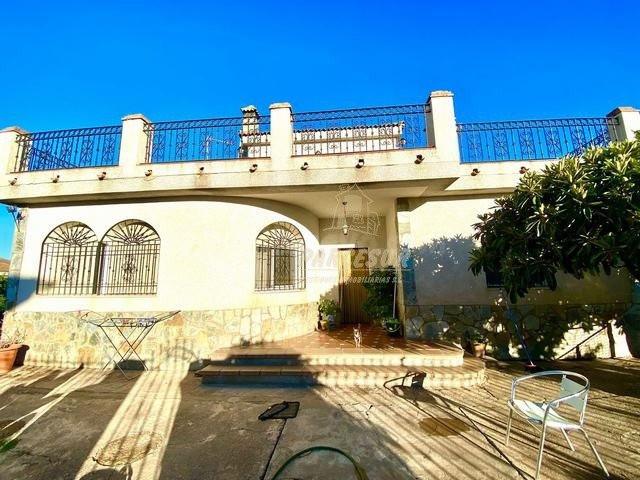 ZONA LA BARQUERA - Parcela de terreno de 1250 m2 con casa de 150 m2 con piscina y nave de 400m2.