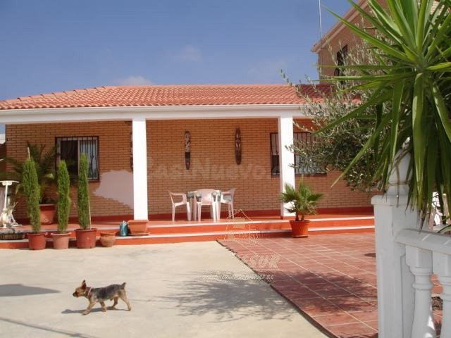 ZONA LA BARQUERA - Parcela de 750 m2 con casa de 320 m2 con 6 dormitorios, piscina.