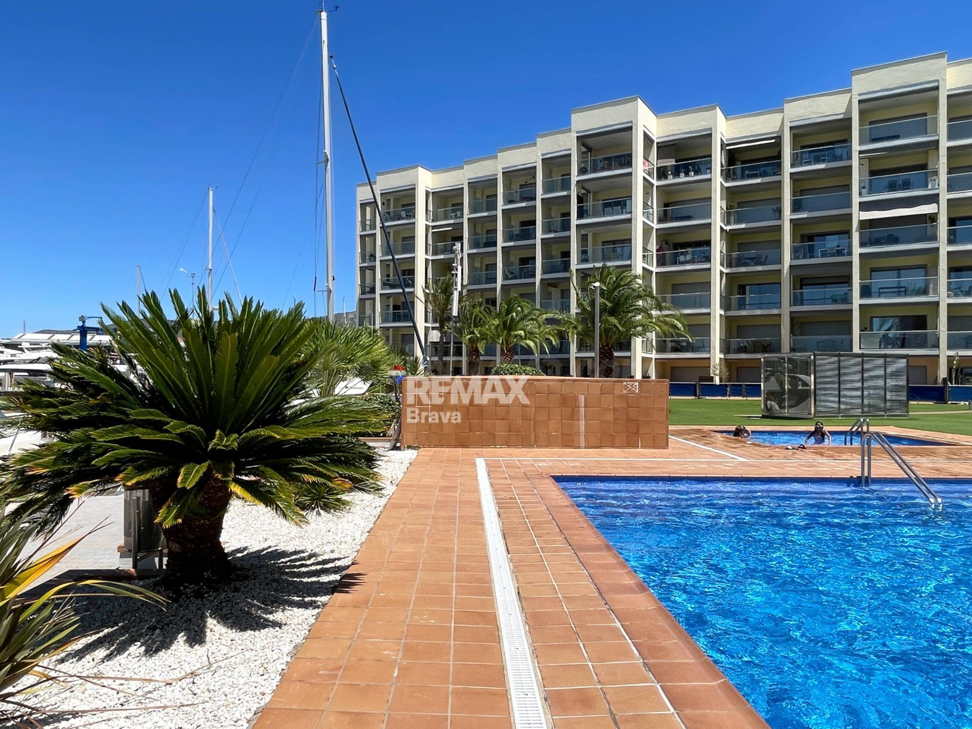 Roses, Santa Margarita: Apartamento con vistas al mar, ascensor, parking y trastero.