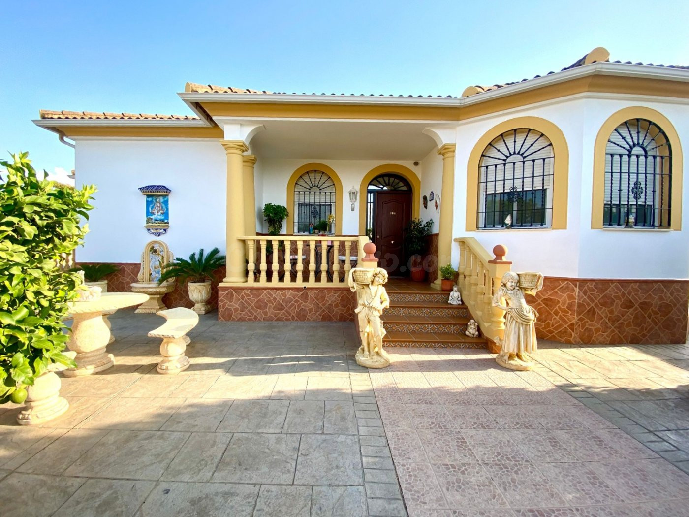 COMO NUEVO!! Chalet de 135 m2 en una parcela de 750 m2  más salón campero y piscina.