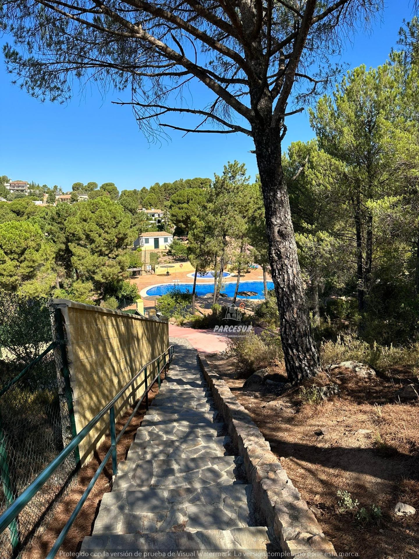 CASA ADOSADA CON TERRENO -HIPOTECABLE-