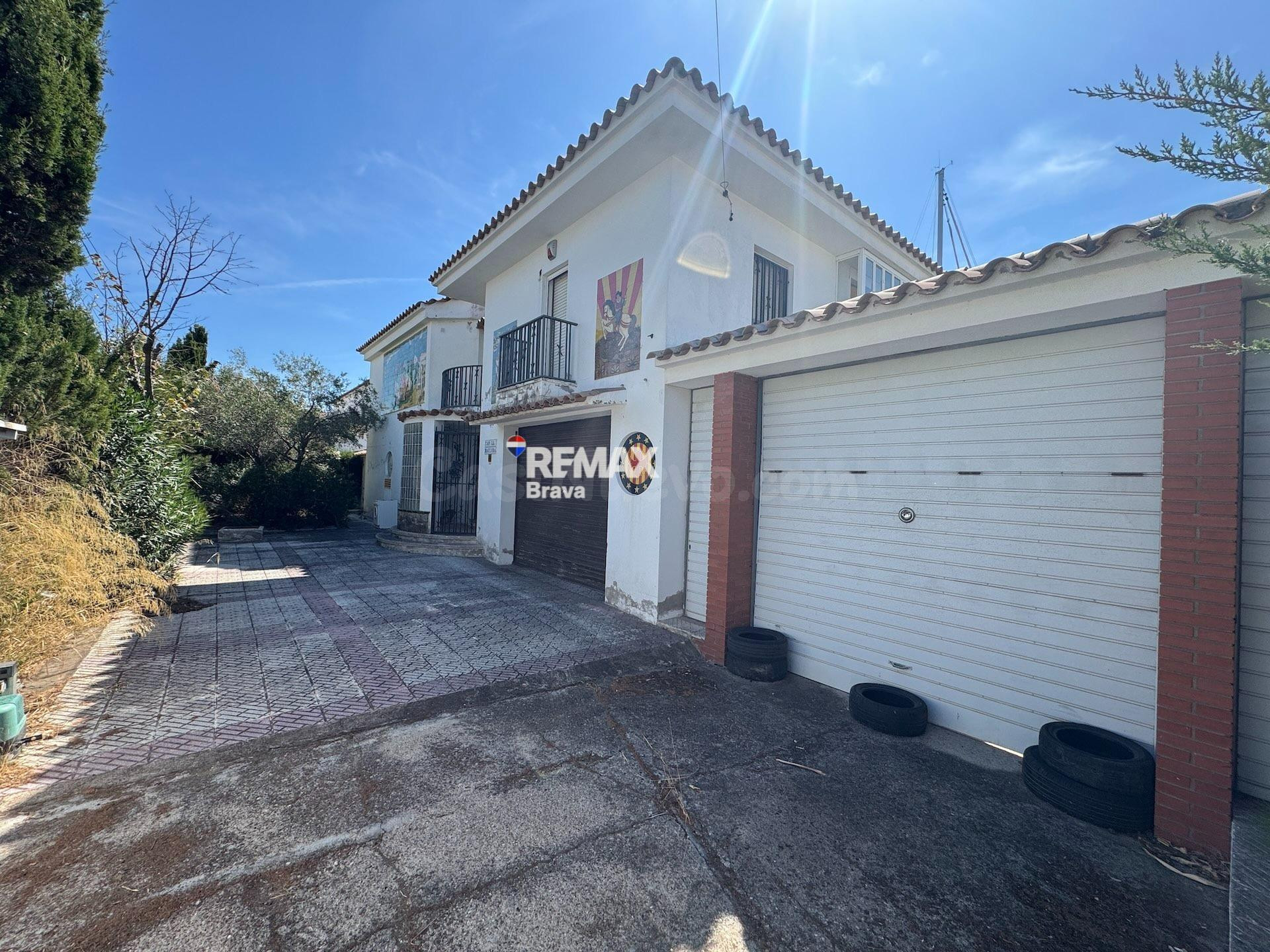 Roses - Santa Margarita |  Villa para reformar con 24 metros de amarre y un extraordinario potencial