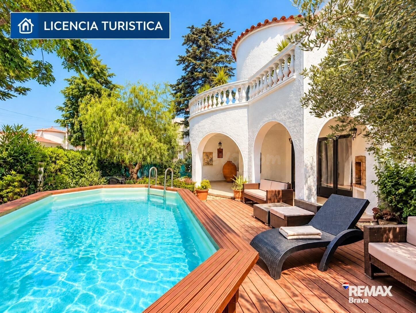 Empuriabrava | Casa mediterránea con piscina privada, jardín y licencia turística a 400 m de la playa