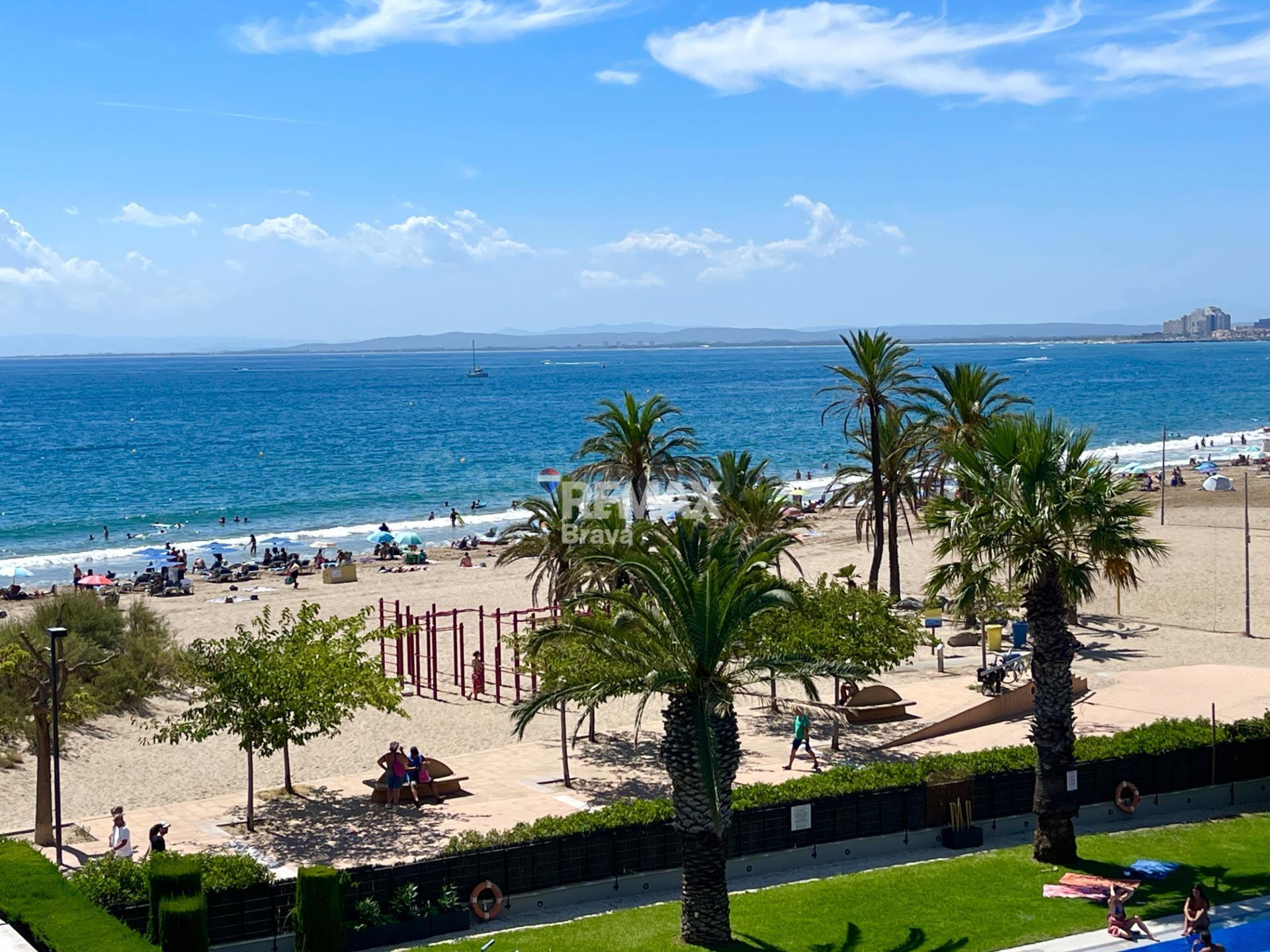 Roses | Piso reformado en primera línea de mar, con licencia turística y garaje