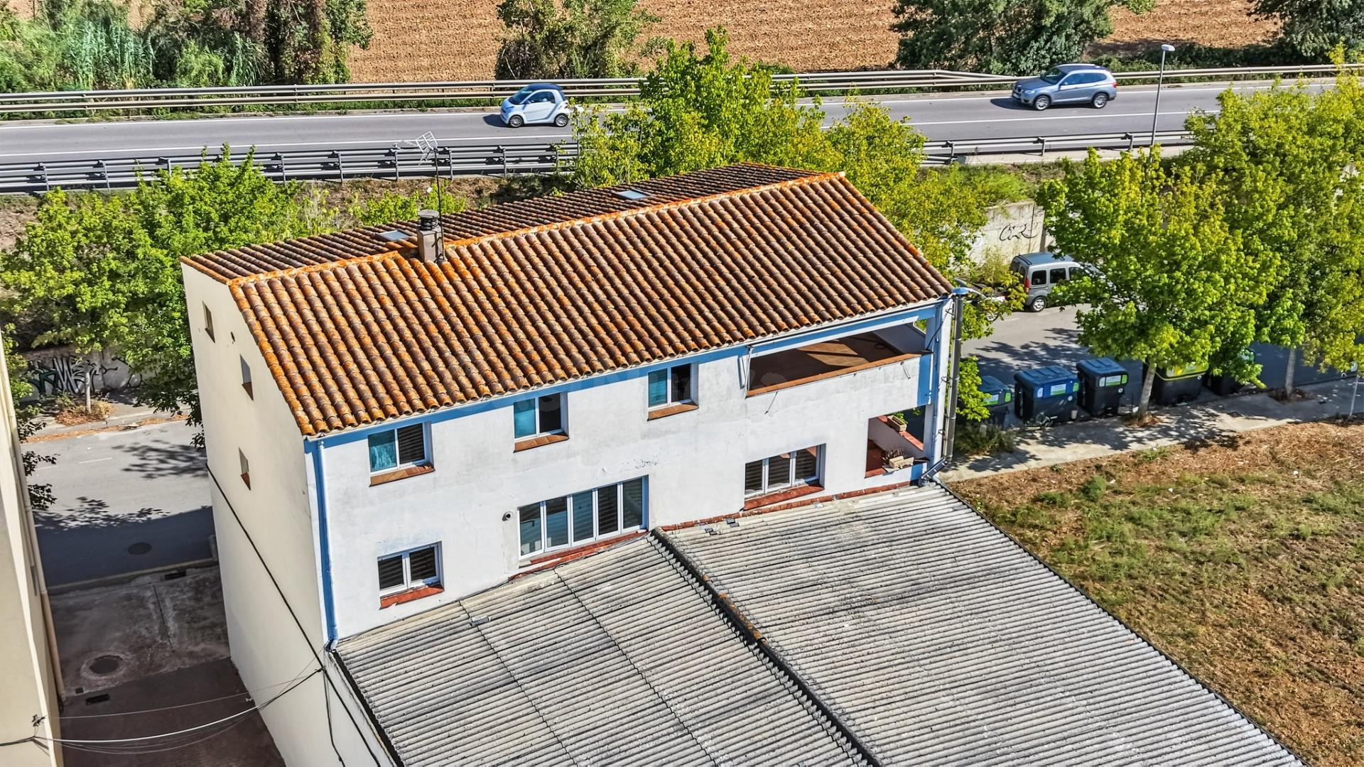 Girona, Domeny | Gran Oportunidad: Edificio de 702 m2 con Taller, Vivienda y Patio