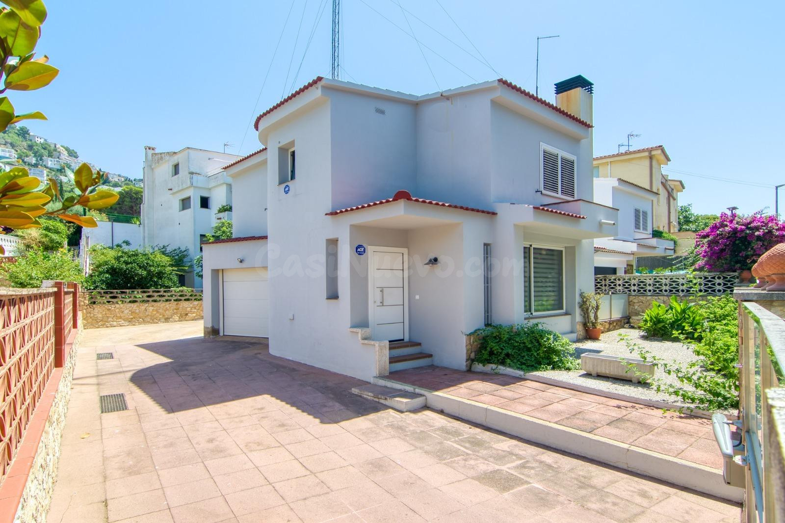 Casa a 150 metros del mar con terraza, garaje y 4 plazas de parking