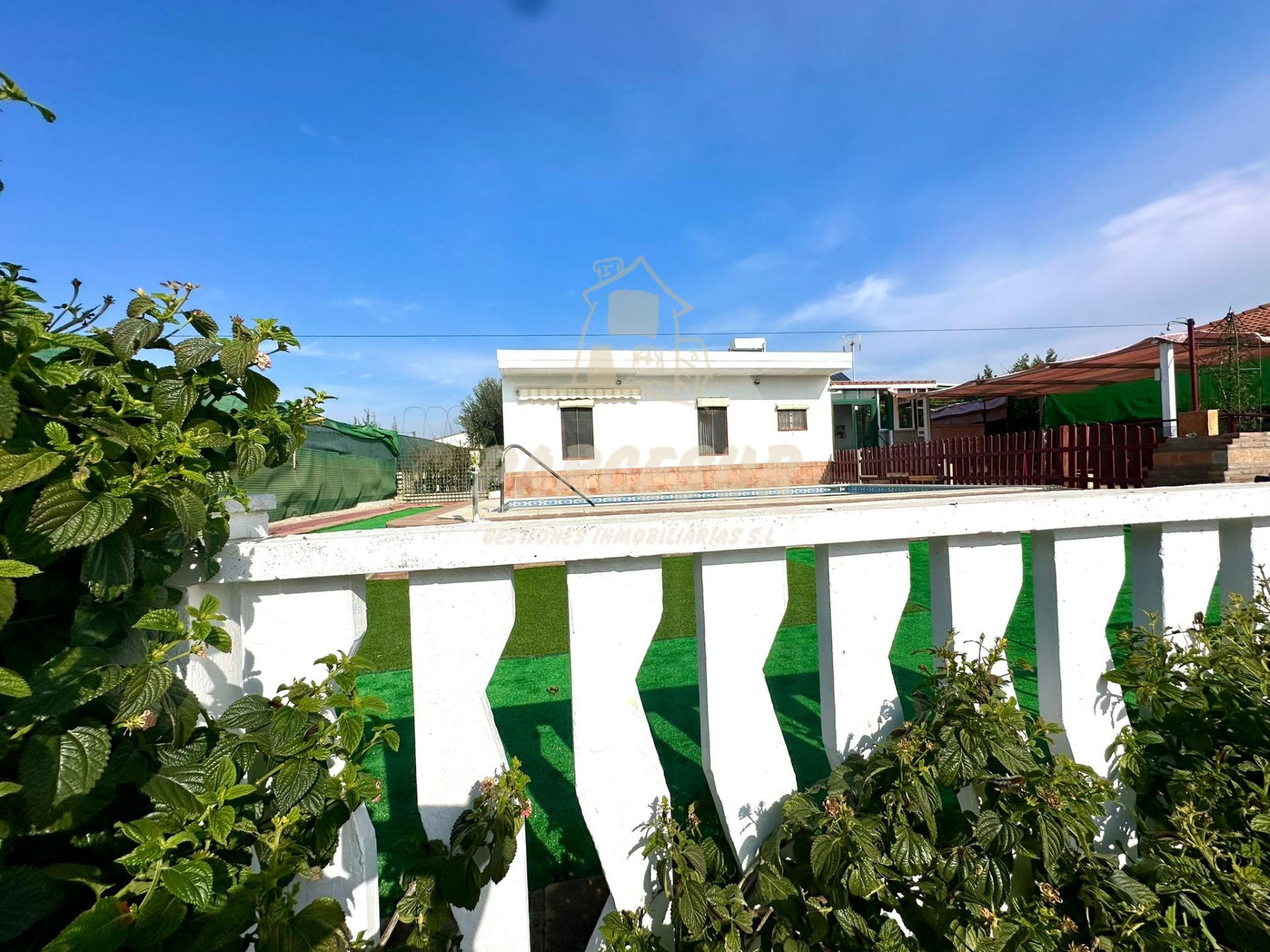 ZONA HIGUERON - Parcela de 1.100m con casita, piscina y trastero