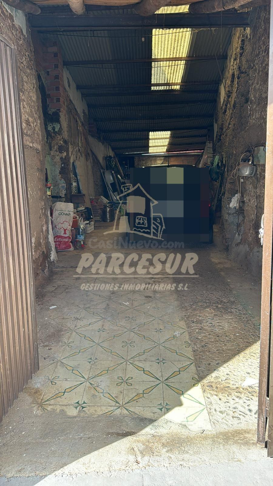 GARAJE en Villanueva del Rey, tiene agua luz y cometidas