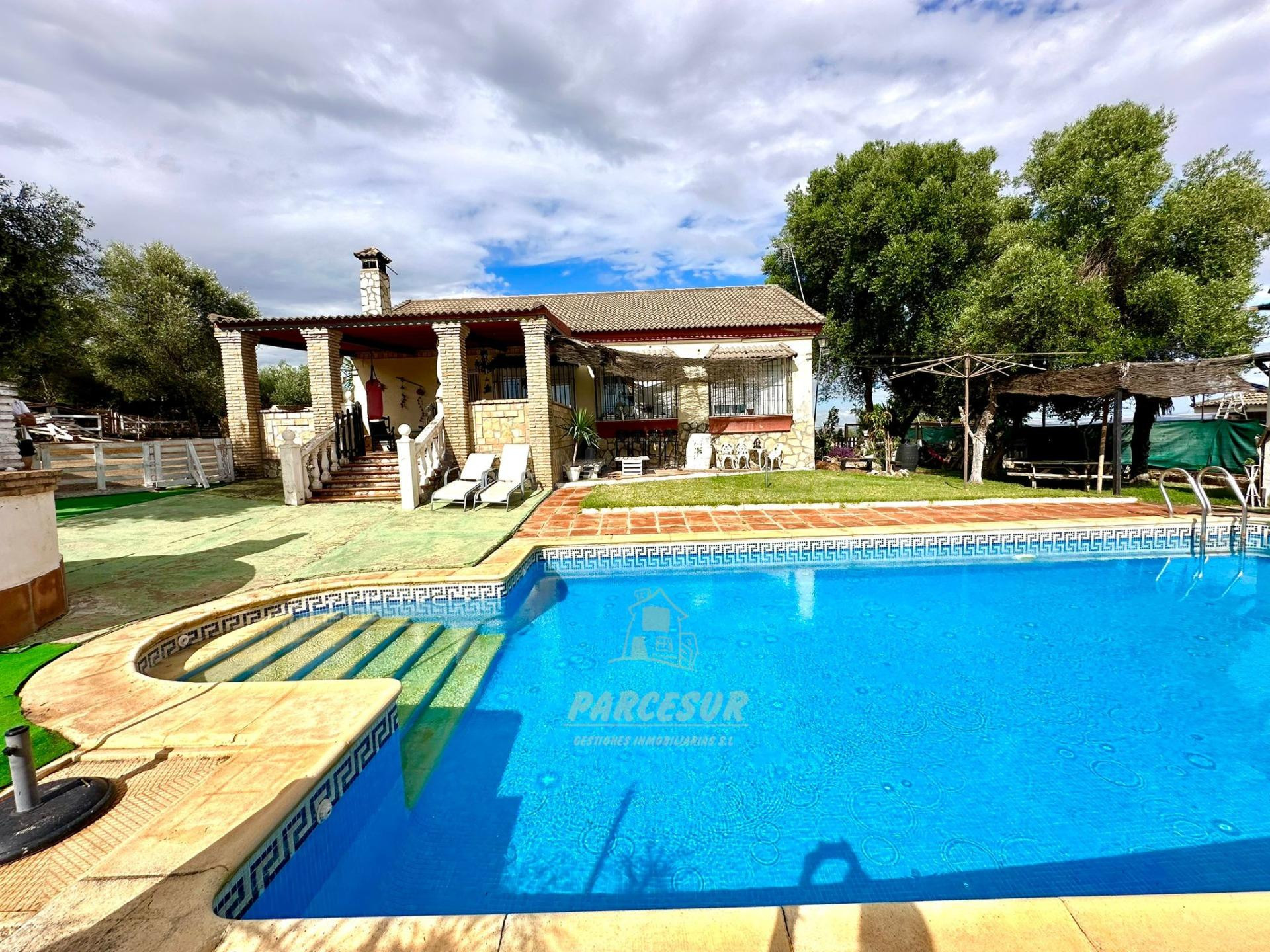 ZONA CUEVAS BAJAS - Parcela de terreno de 5.000m con casa de 110m, piscina, trastero.