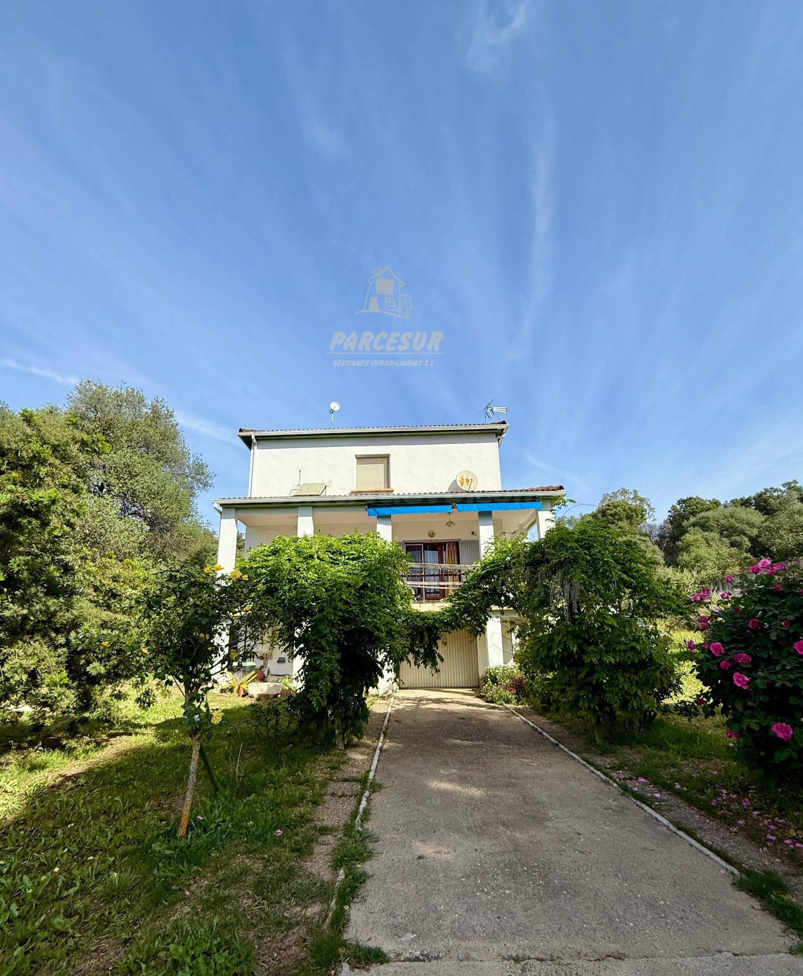 Encantadora Casa de Campo en Cuevas Bajas - Ideal para Tu Hogar NO HIPOTECABLE