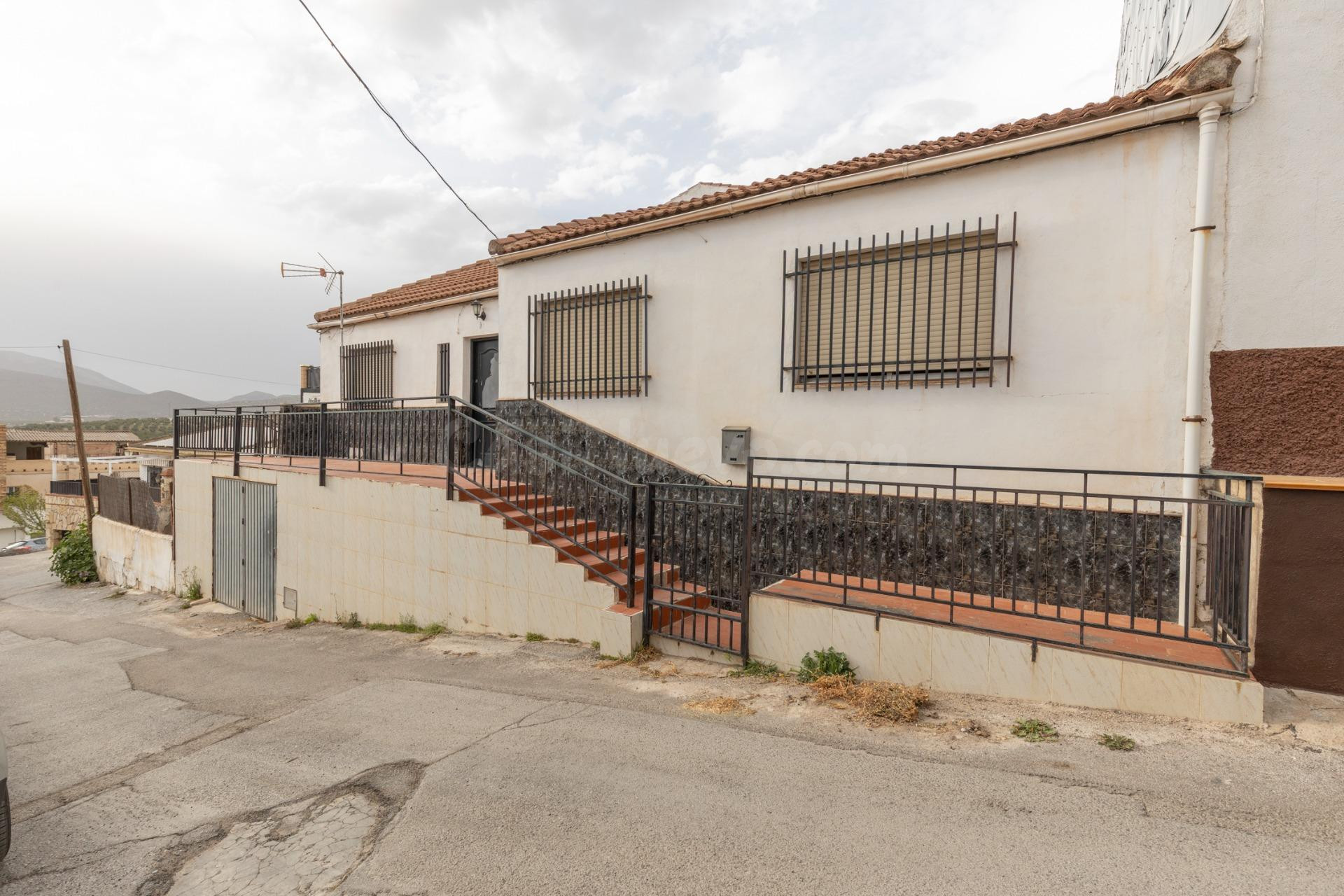 Título: Vivienda amplia con cochera y dos patios en zona céntrica de Iznalloz