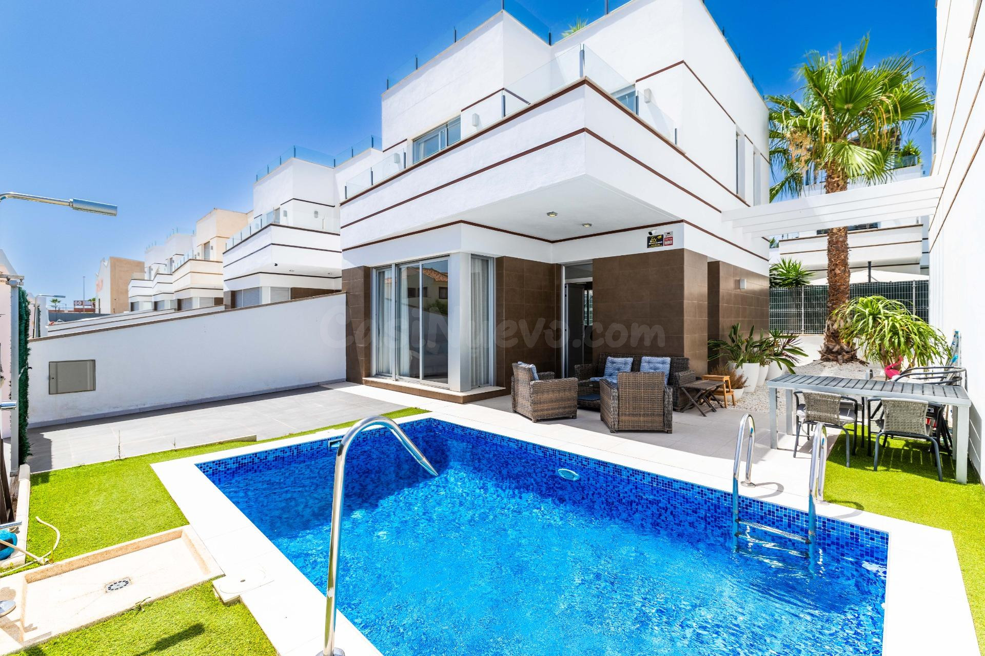 Villa exclusiva con piscina privada y solárium en Doña Pepa – Ciudad Quesada
