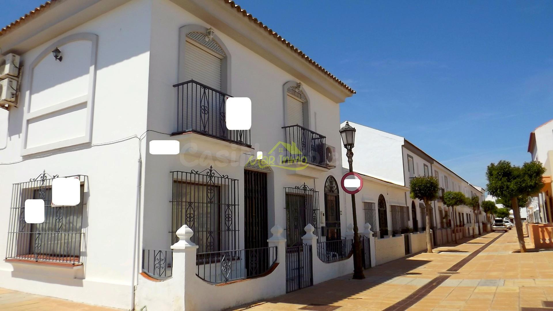 ADOSADO Y LOCAL COMERCIAL EN LEPE