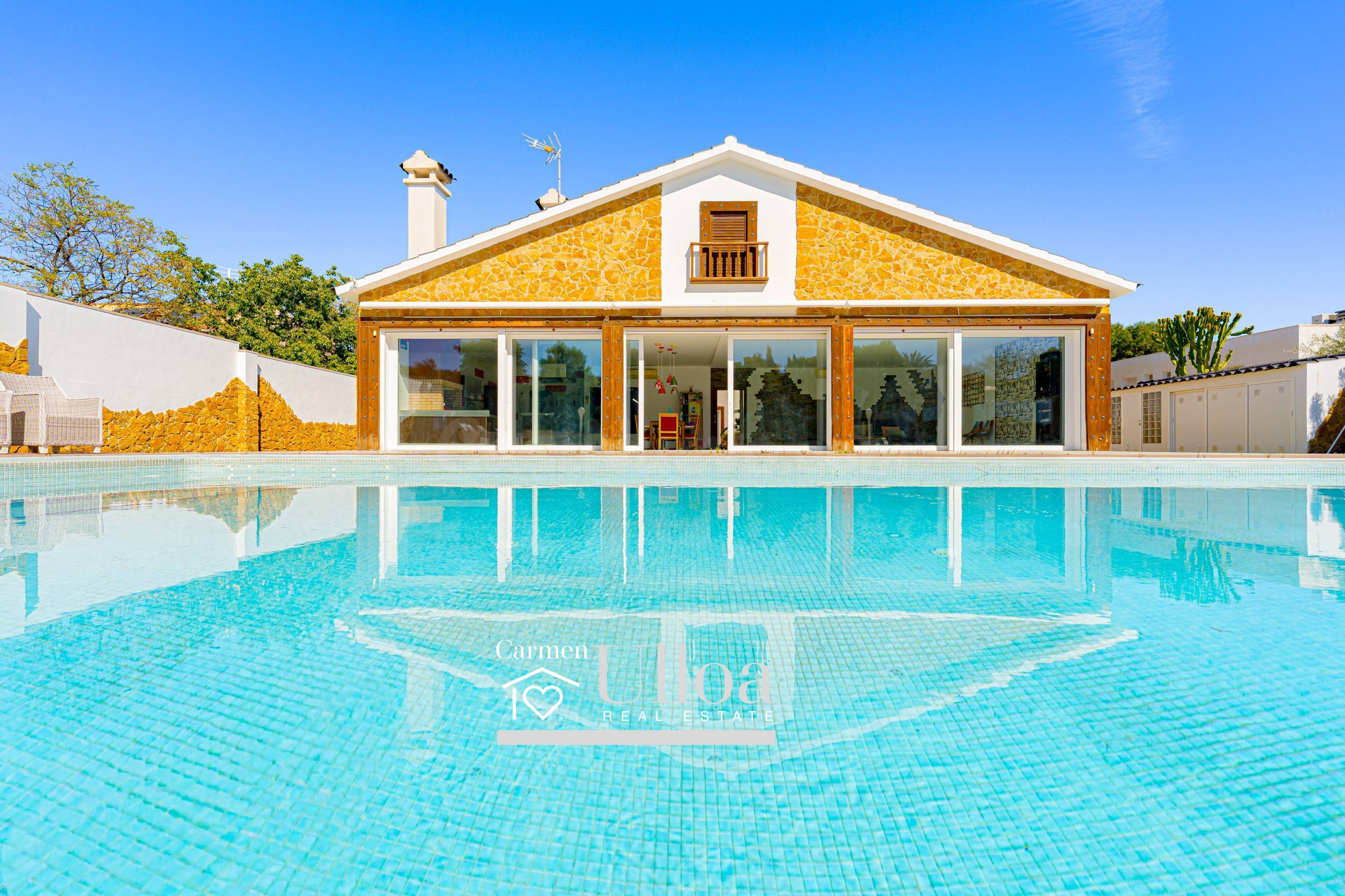 CHALET INDEPENDIENTE DE 452 M2 CON GRAN PARCELA Y ESPECTACULAR ZONA DE PISCINA EN RÍO PARK