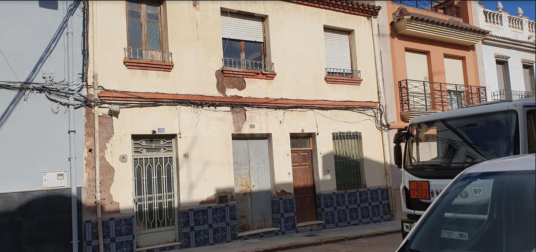 SE VENDE GRAN CASA EN EL CENTRO DEL PUEBLO PARA REFORMAR