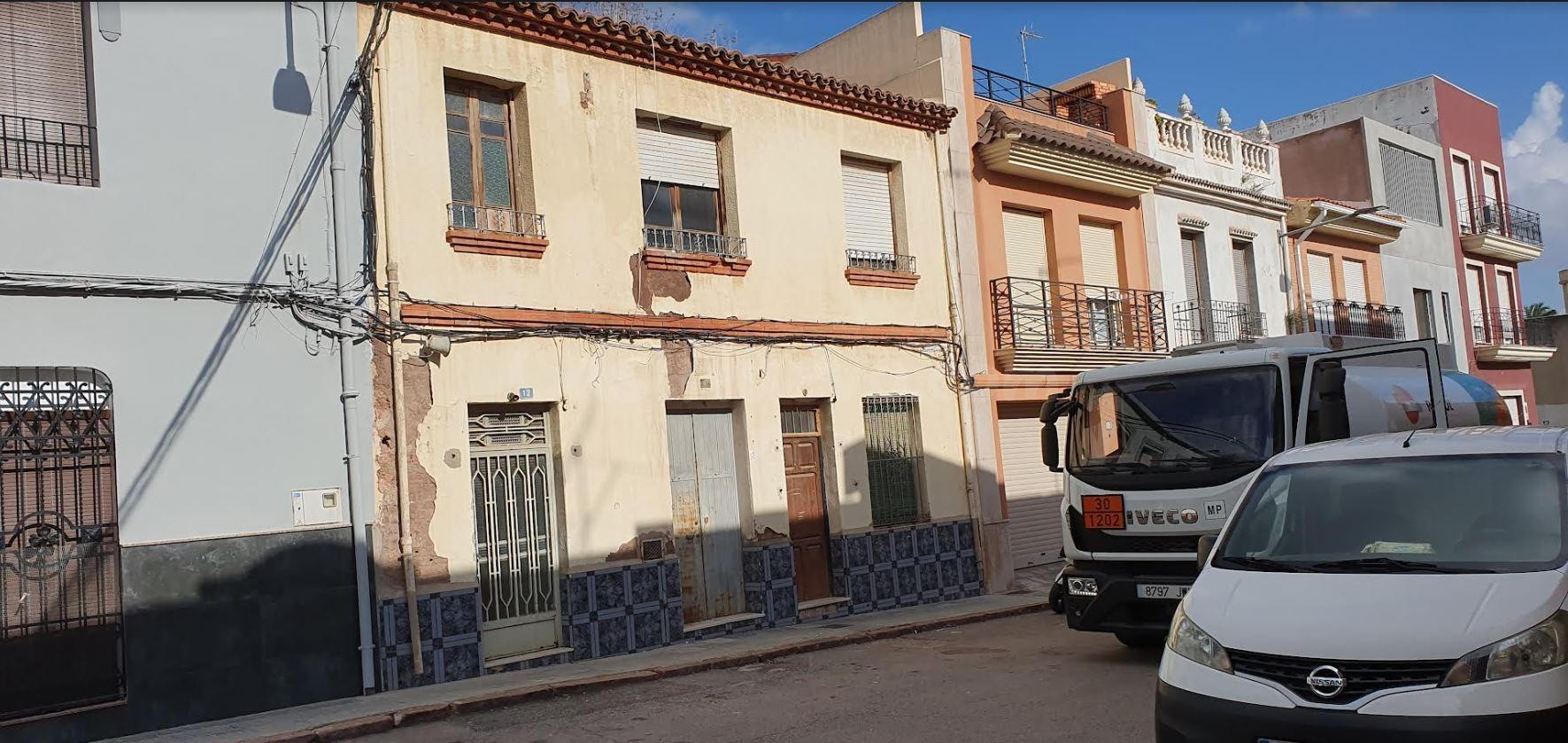 SE VENDE GRAN CASA EN EL CENTRO DEL PUEBLO PARA REFORMAR - foto 2