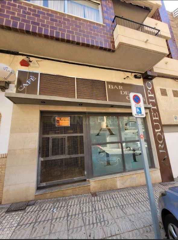 SE VENDE LOCAL COMERCIAL ENORME MONTADO PARA HACER UN NEGOCIO DE COPAS O TIENDA DE LO QUE QUIERAS