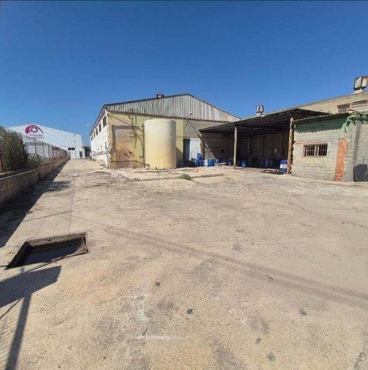 SE VENDE NAVE COMERCIAL EN EL POLIGONO CARMADAY DE 2.700 MET - foto 3