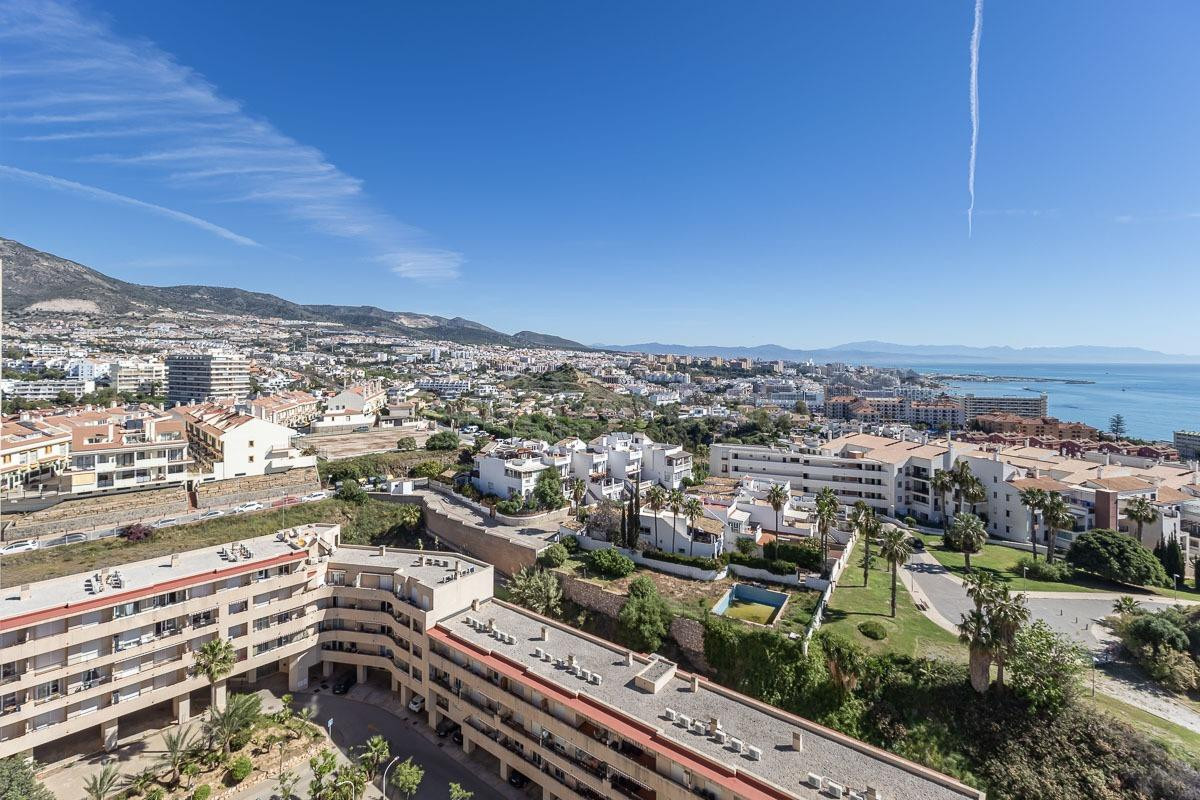 EXCLUSIVA PROPIEDAD CON VISTAS DESPEJADAS AL MAR EN EDIFICIO COLOSO, TORREQUEBRADA