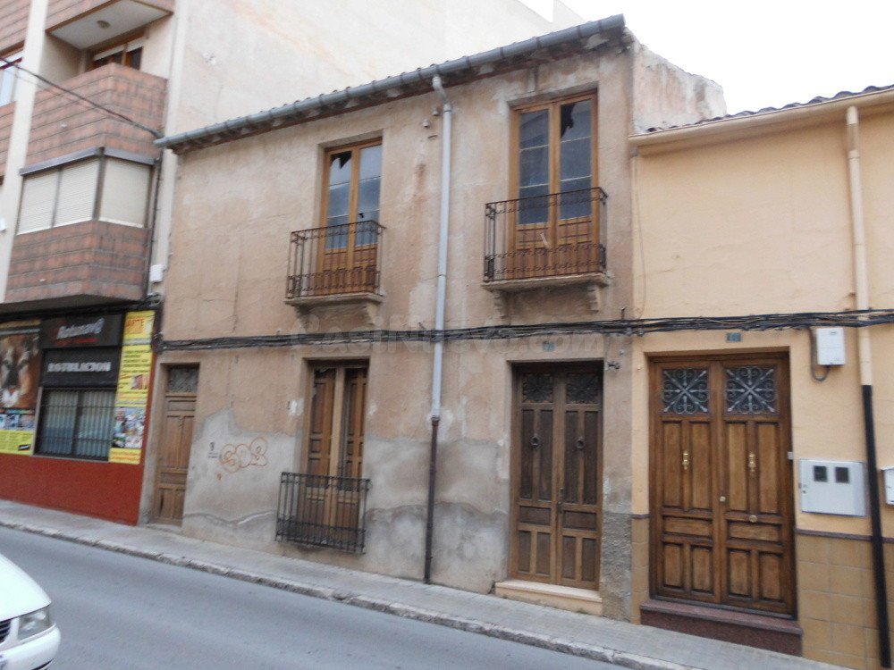 CASA PARA REFORMAR EN ALMANSA CON DOS GARAJES