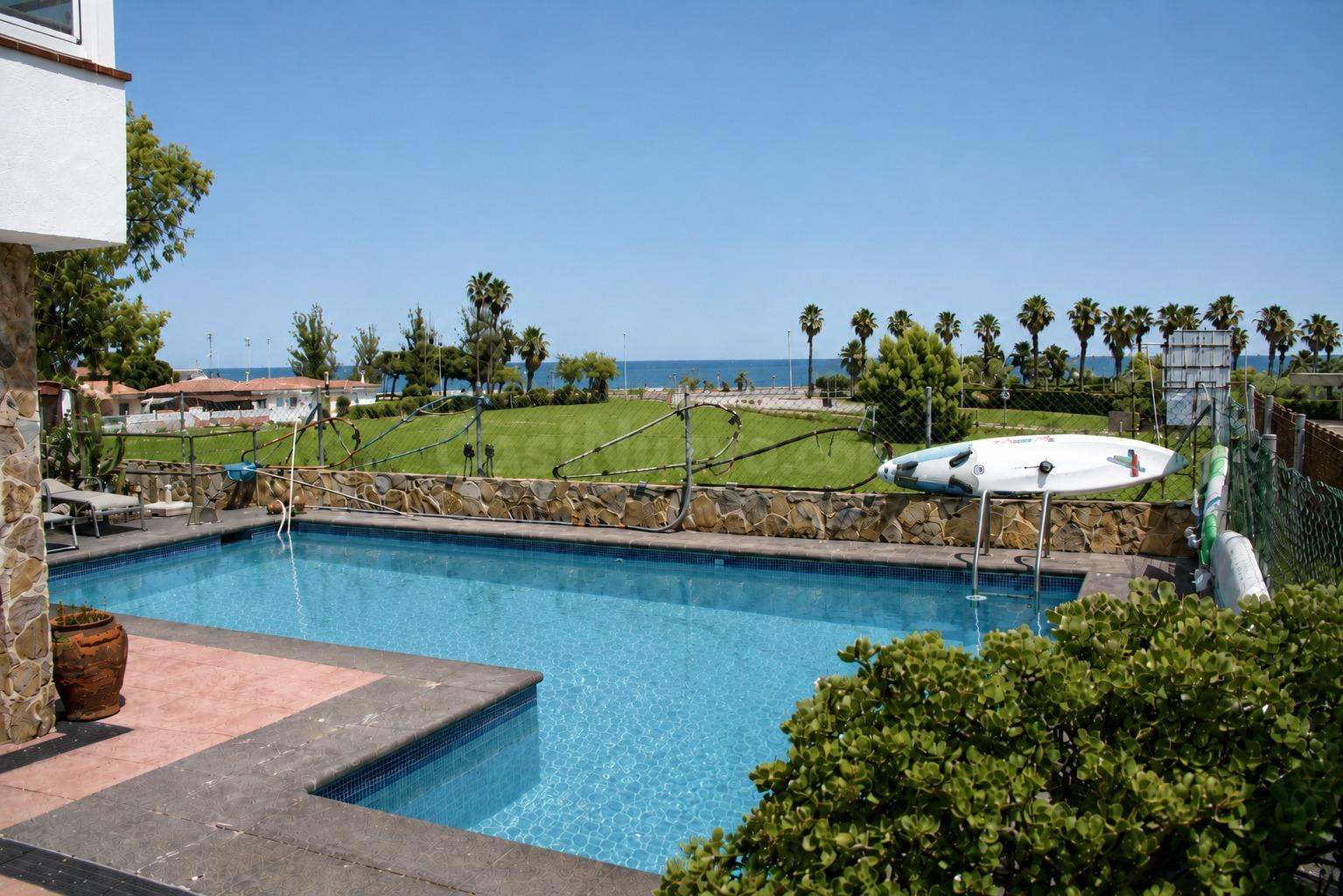 Impresionante Chalet con Jardín y Piscina en Entorno Natural frente al Mar L'AMPOLLA