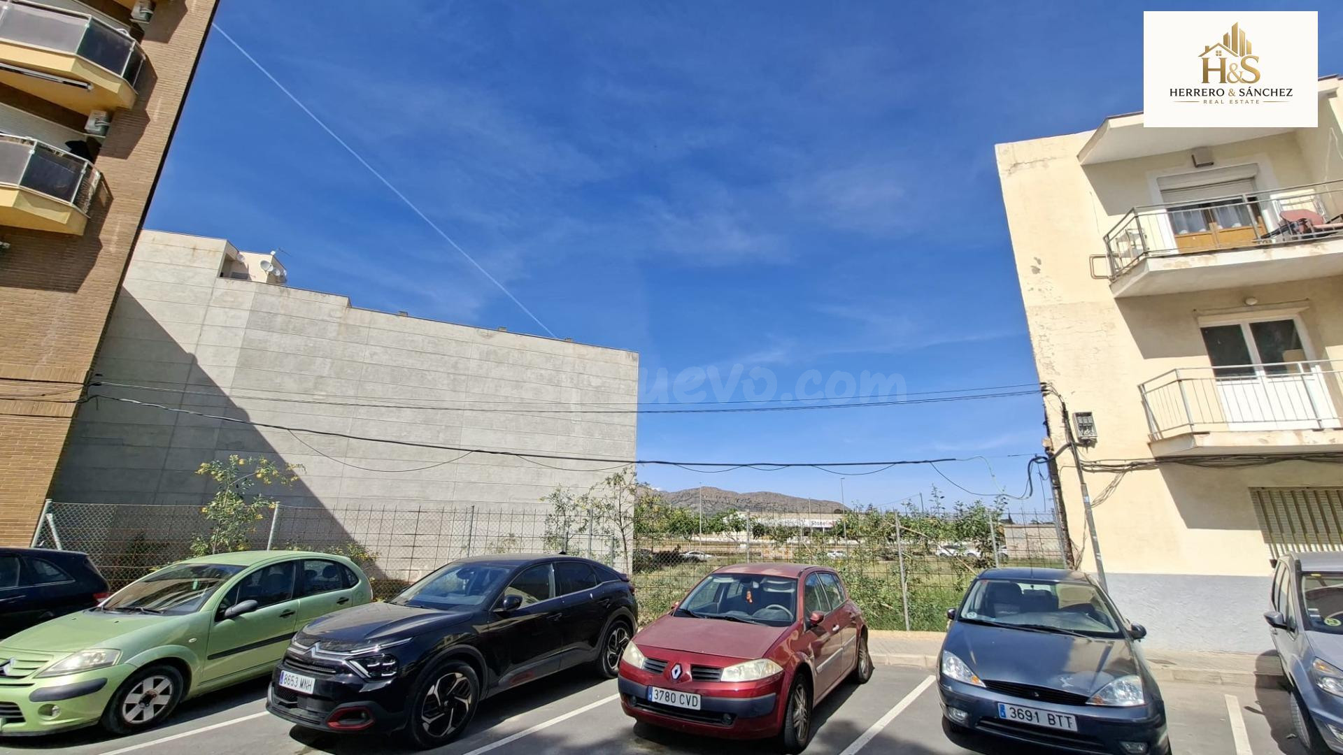 Solar urbano para promoción residencial en Novelda – Posibilidad de hasta 55 viviendas, fachada a dos calles y opción de permuta