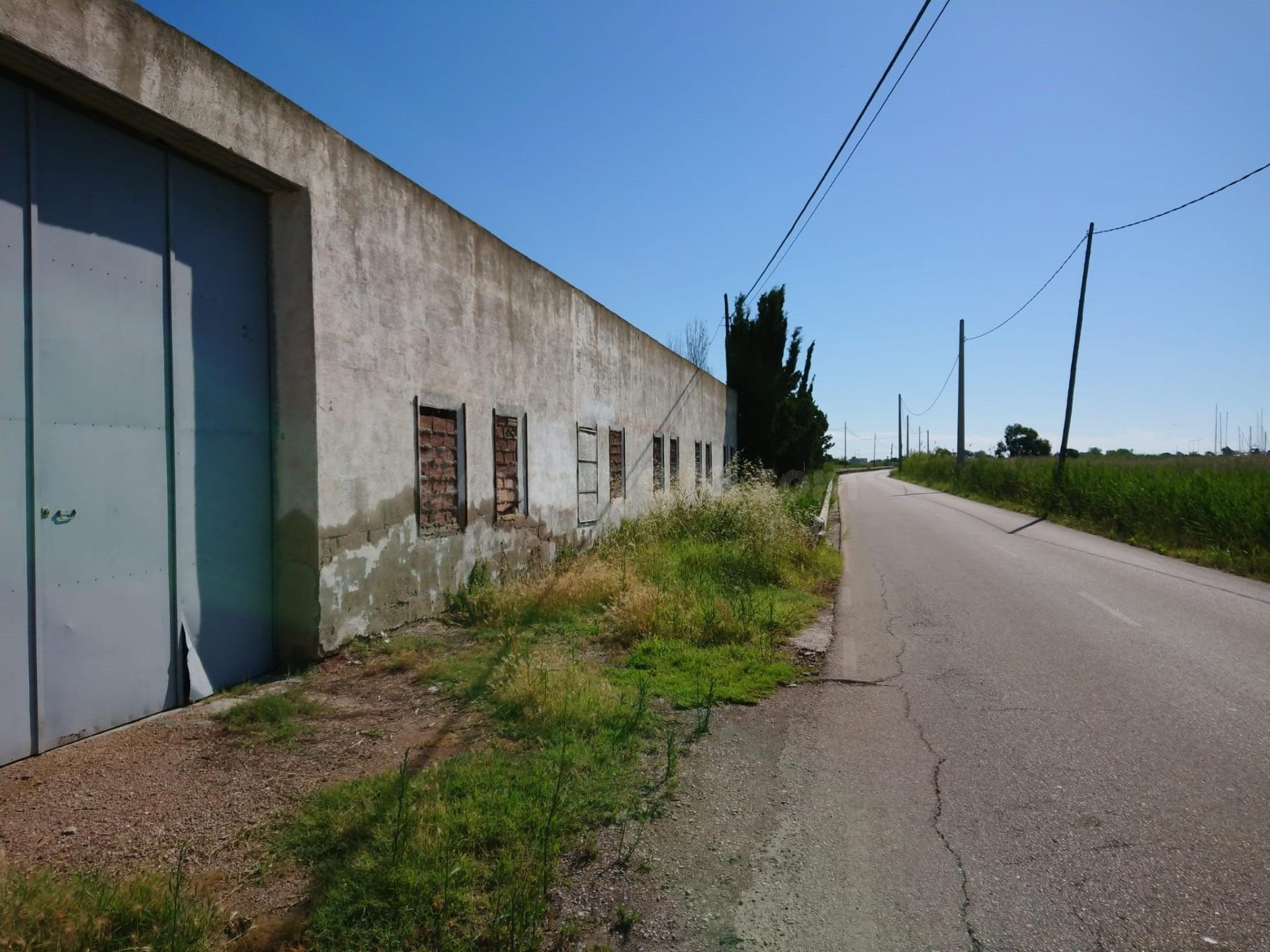 Oportunidad de Inversión: Nave Industrial en Venta por €969.000. 900m2 de nave y 12000m2 de terreno.