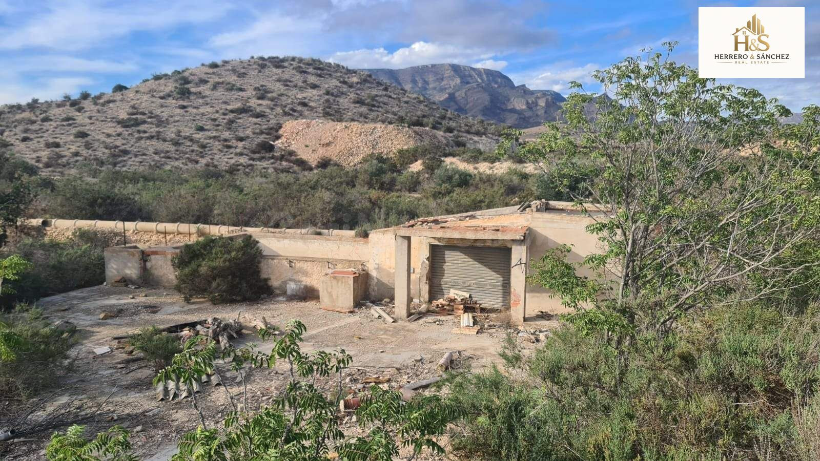 Oportunidad: Finca rústica de 7.500 m2 con construcciones legalizadas y riego por goteo
