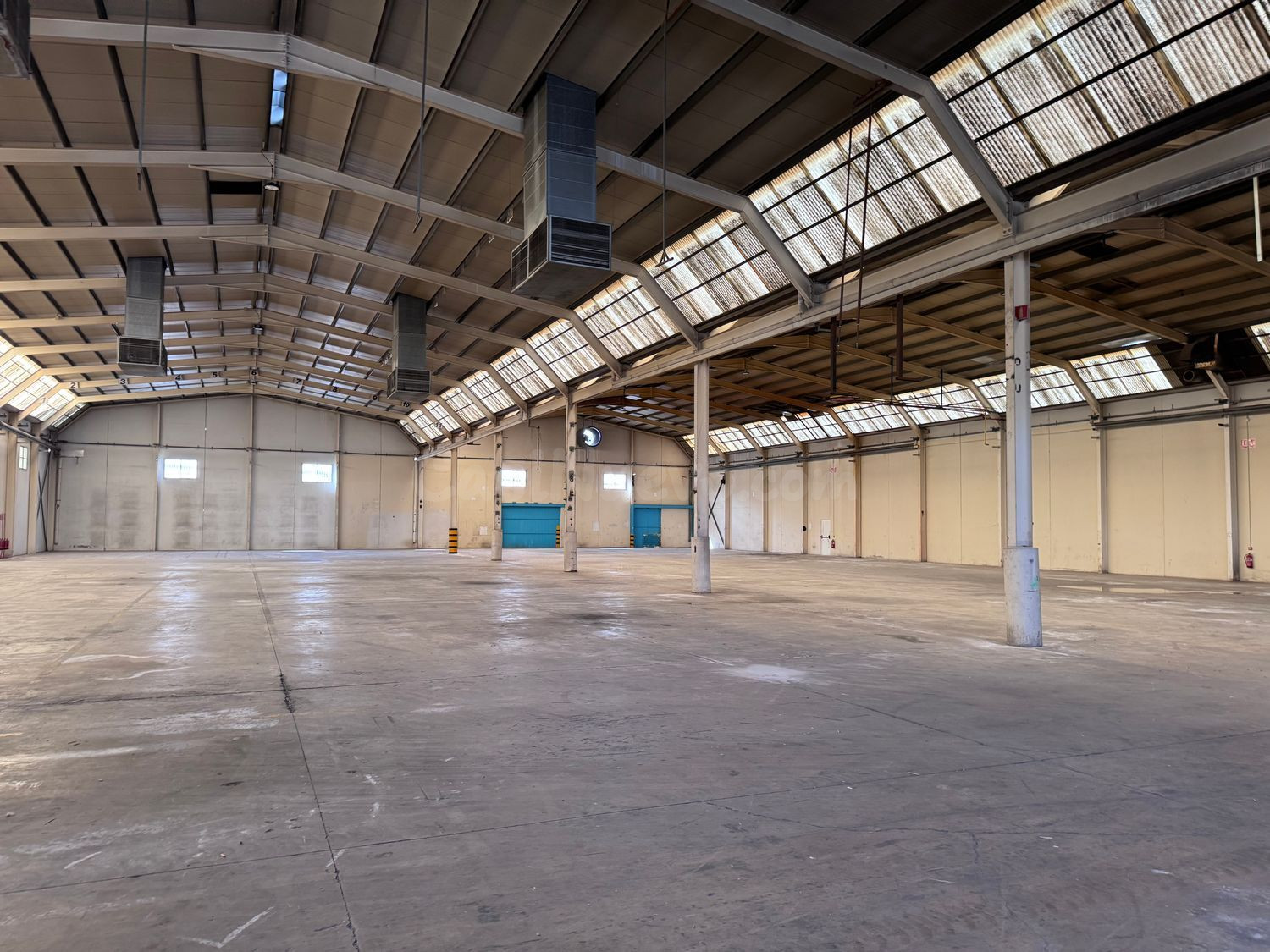 Local comercial 6400m² en venta - Ceutí