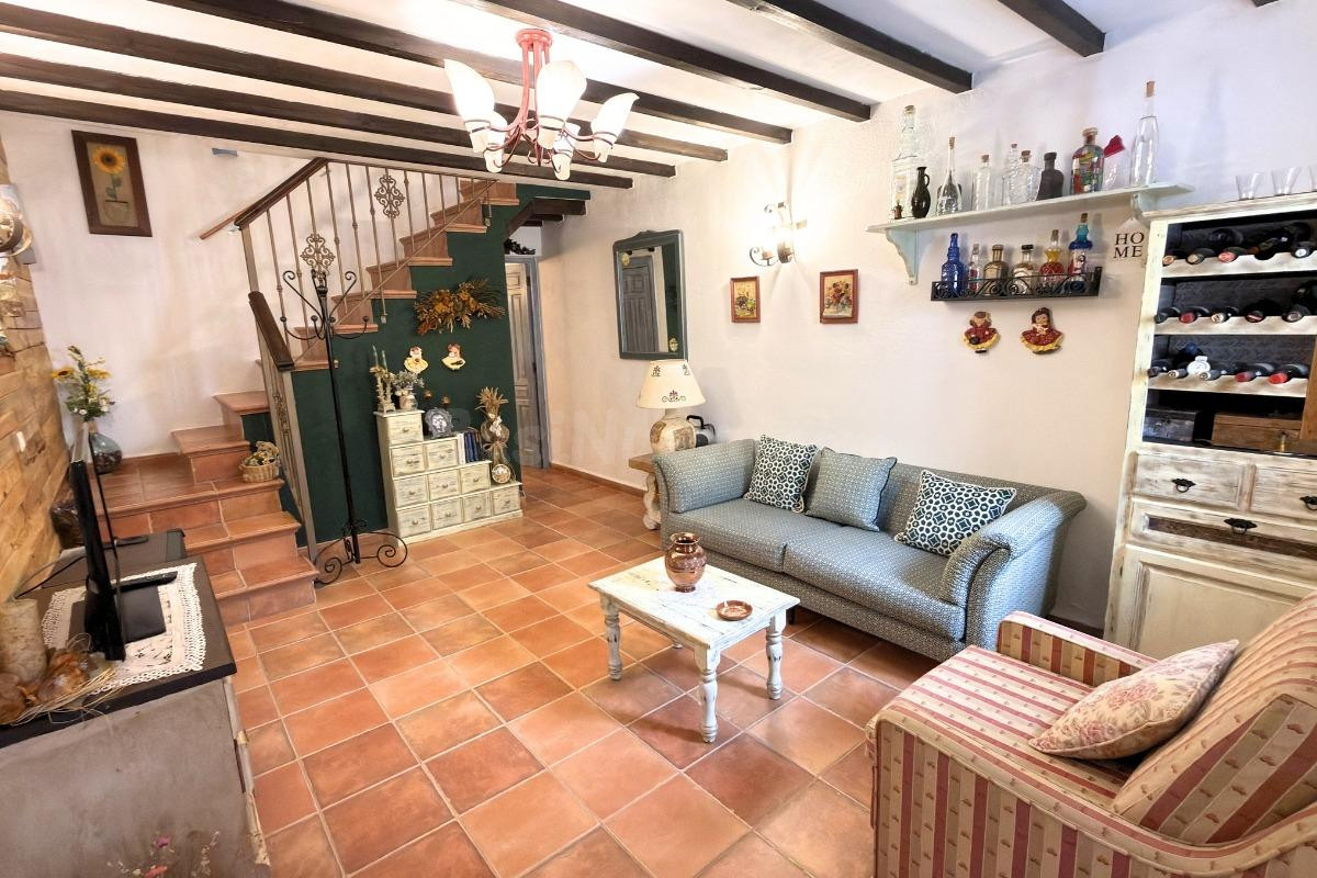 ## **Elegante Casa de Pueblo Reformada en el Histórico Balneario de Alhama de Granada**
