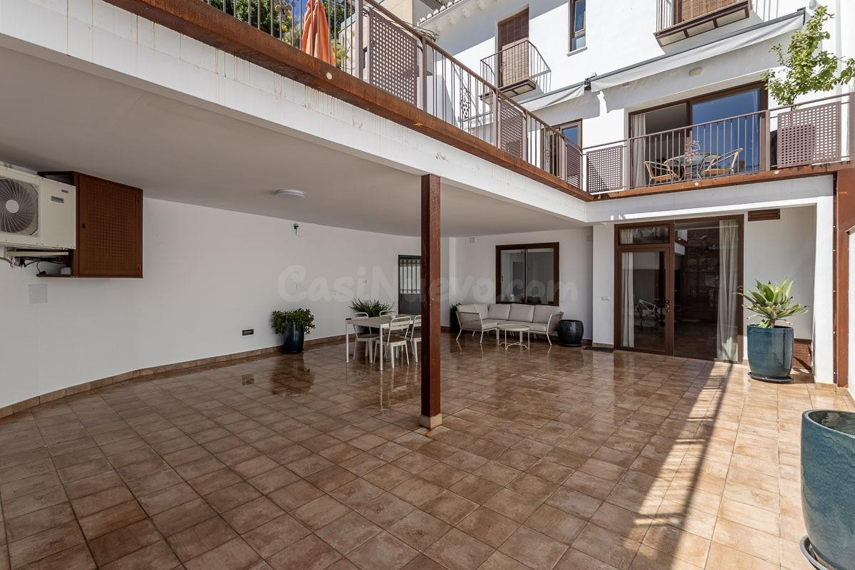## **Exclusivo Apartamento de Lujo en Planta Baja con Gran Patio Privado y Licencia Turística – Totalmente Amueblado y Listo para Disfrutar**